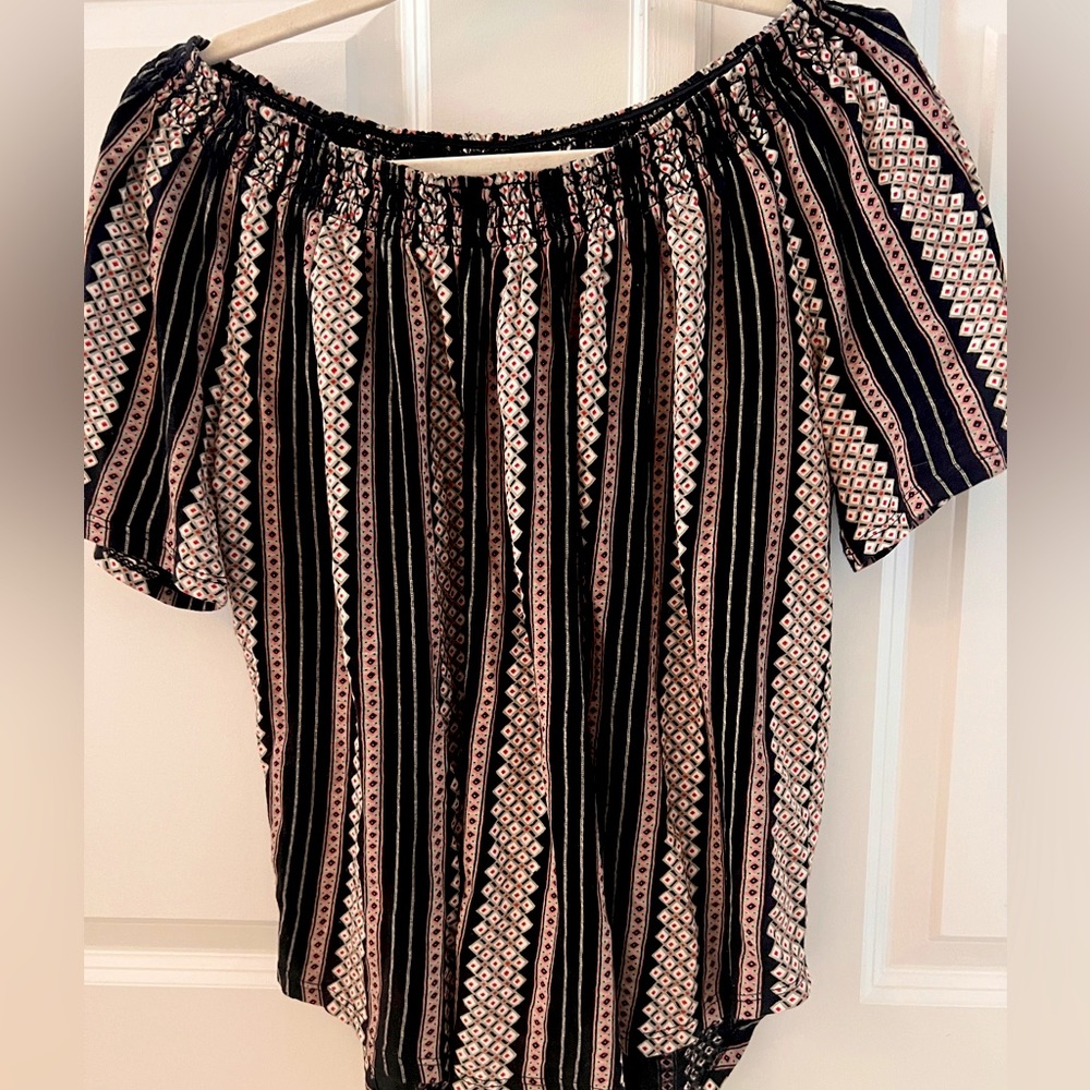 Ann Taylor loft, short sleeve spring shirt, could be worn off the shoulder.
